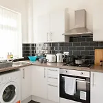 Discounts For Long Term Bookings - Large Contractor House With Parking