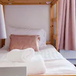 Discounts For Long Term Bookings - Large Contractor House With Parking