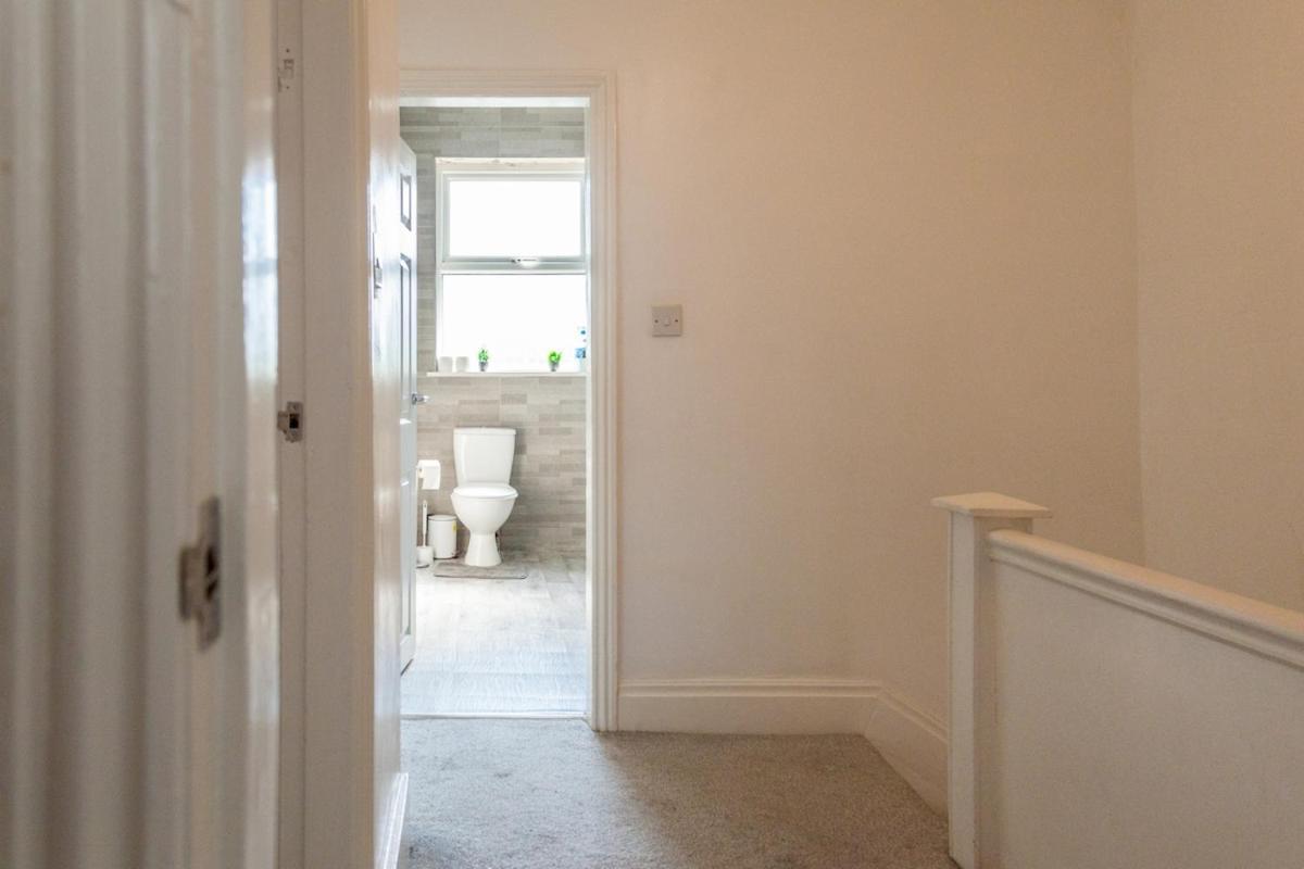 Discounts For Long Term Bookings - Large Contractor House With Parking