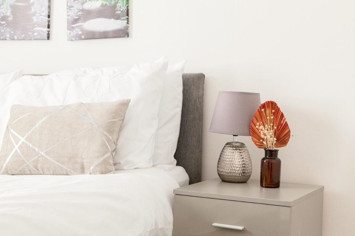 Discounts For Long Term Bookings - Large Contractor House With Parking Holiday home