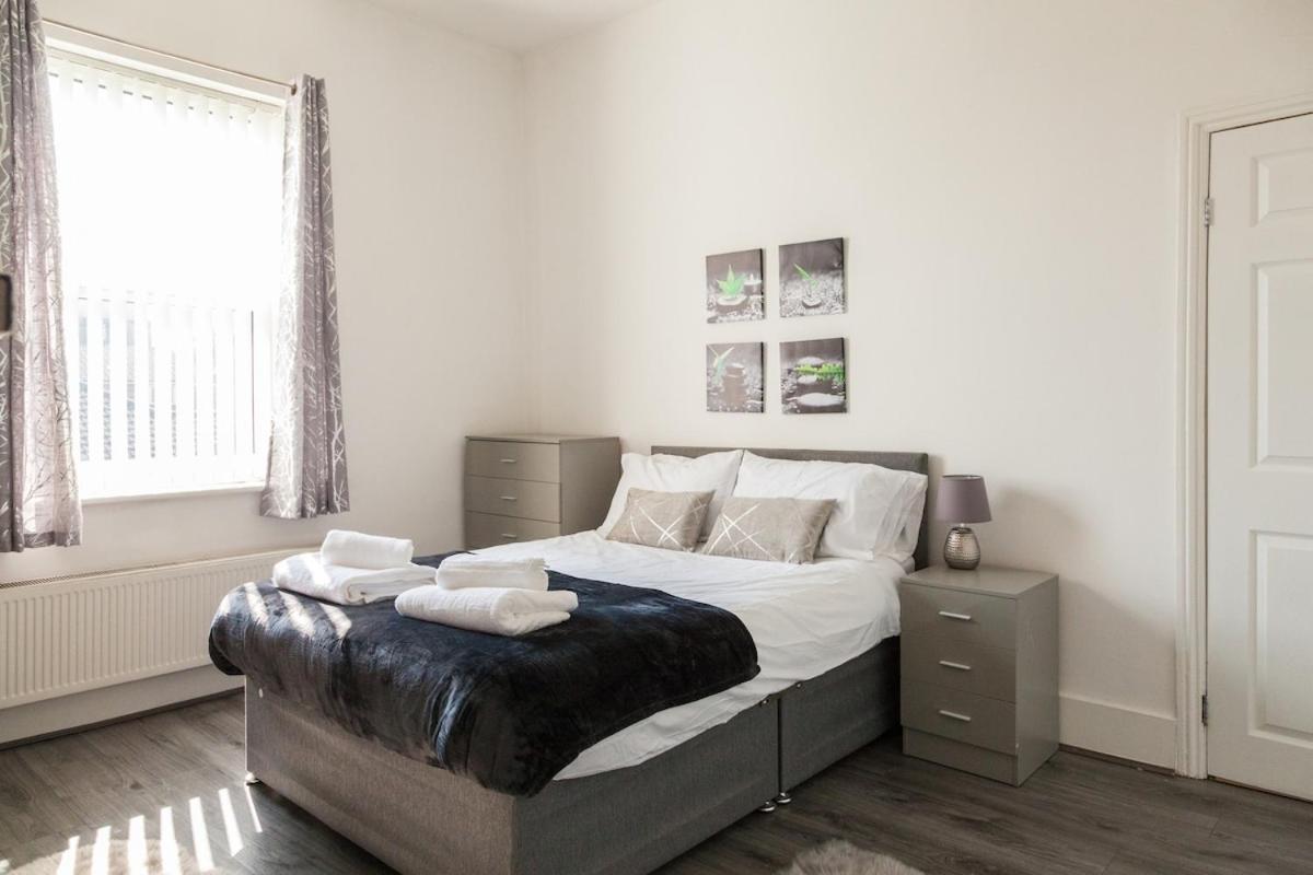 Holiday home Discounts For Long Term Bookings - Large Contractor House With Parking Liverpool