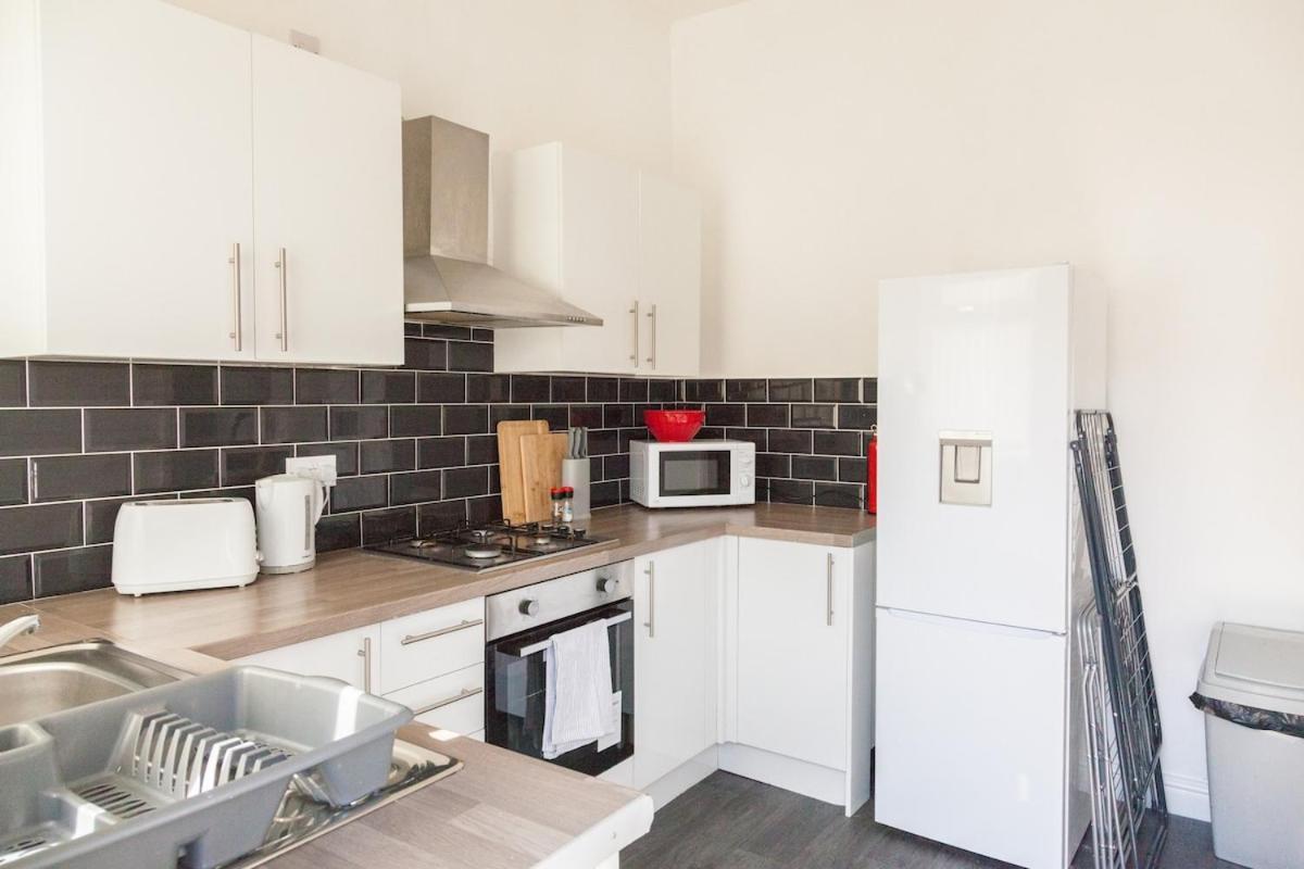 Holiday home Discounts For Long Term Bookings - Large Contractor House With Parking *