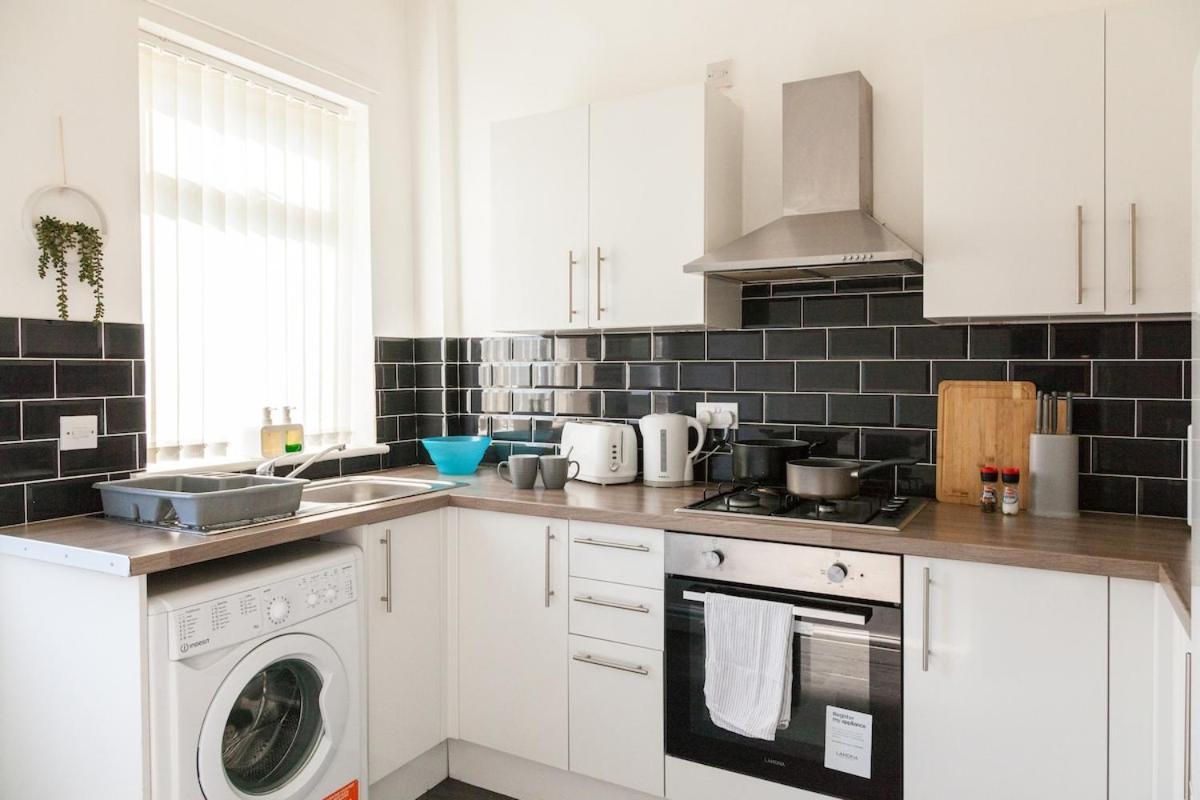 Discounts For Long Term Bookings - Large Contractor House With Parking Liverpool