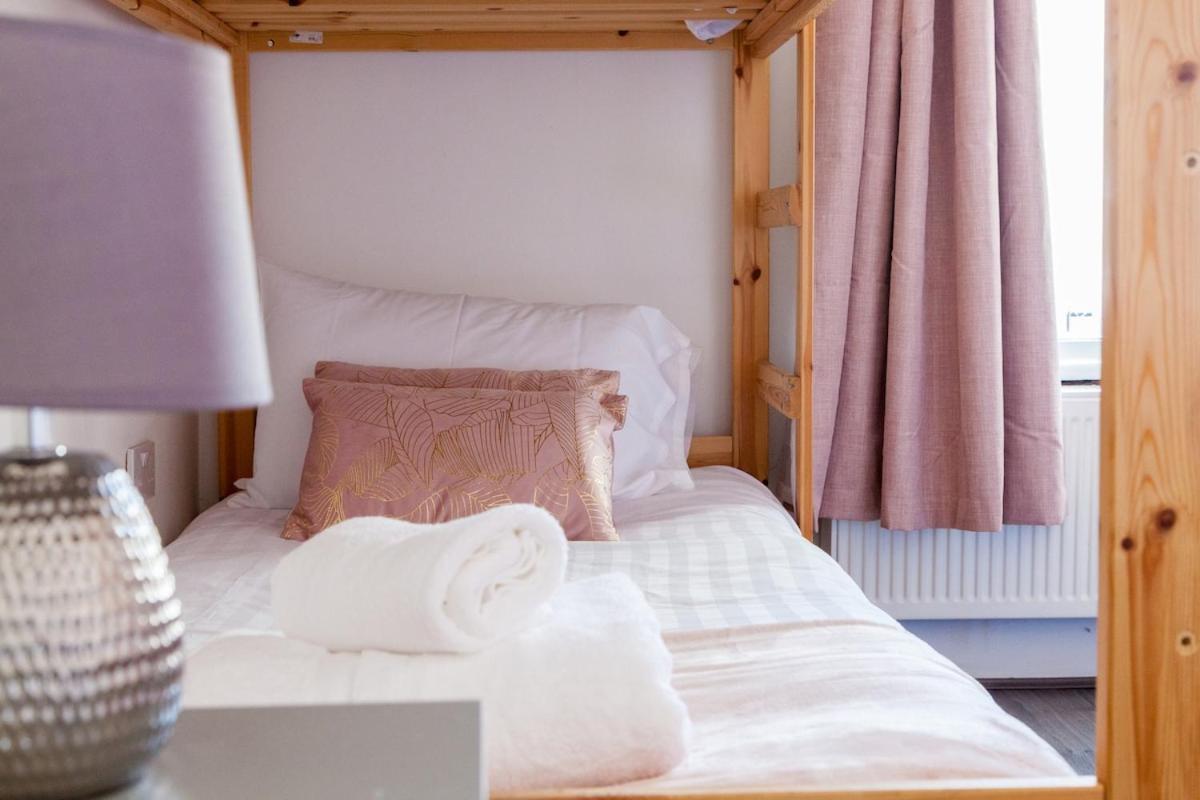 Discounts For Long Term Bookings - Large Contractor House With Parking Holiday home