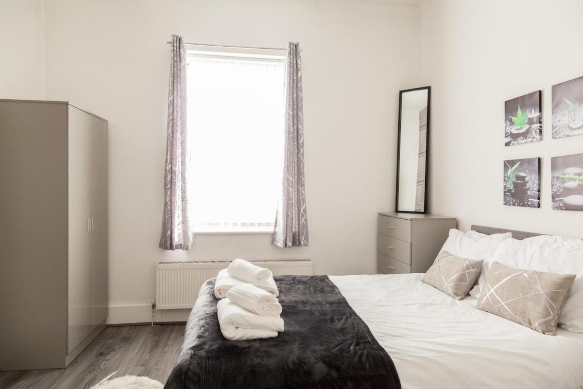 Discounts For Long Term Bookings - Large Contractor House With Parking Holiday home Liverpool