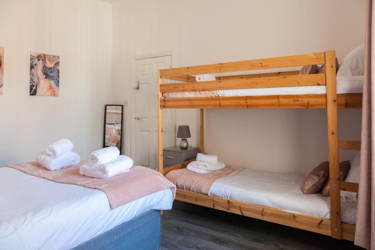 Holiday home Discounts For Long Term Bookings - Large Contractor House With Parking Liverpool