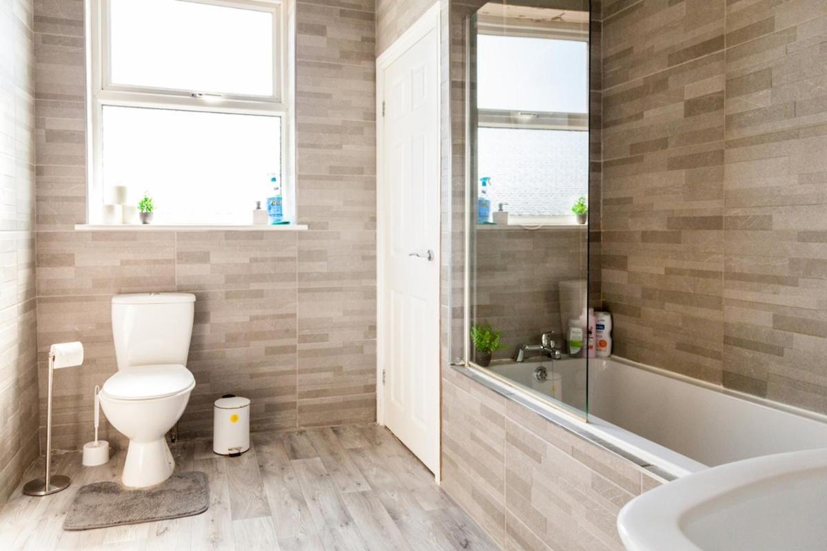 Discounts For Long Term Bookings - Large Contractor House With Parking Liverpool