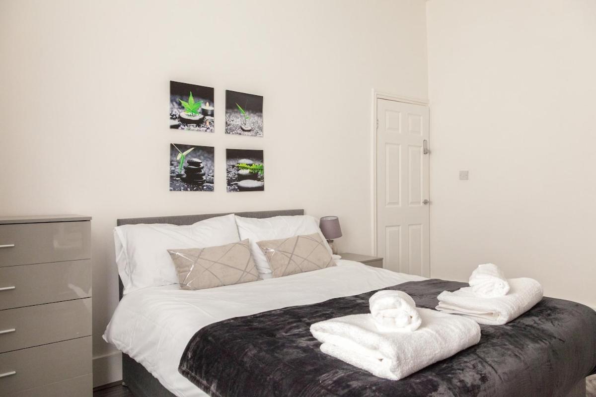 Discounts For Long Term Bookings - Large Contractor House With Parking
