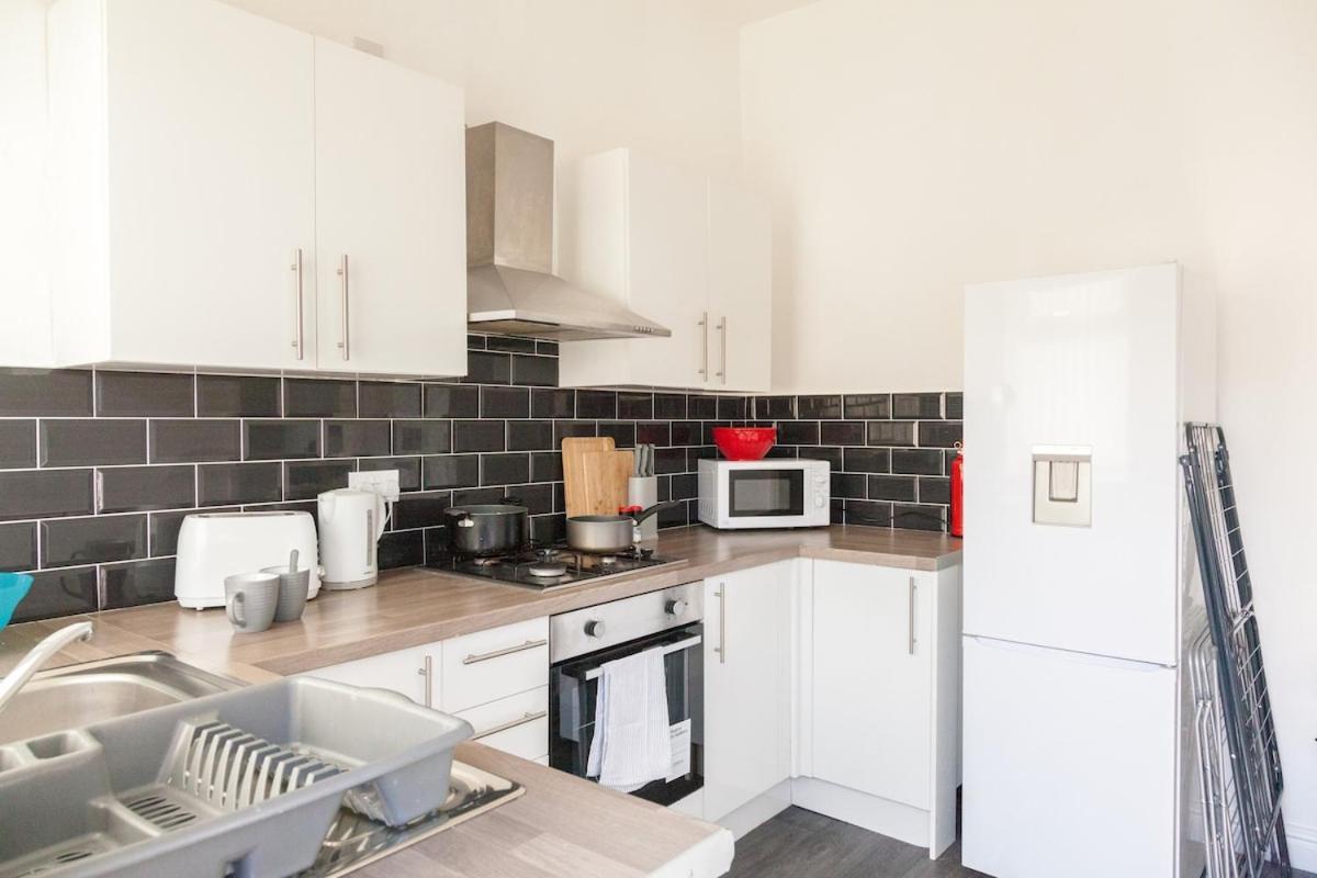 Holiday home Discounts For Long Term Bookings - Large Contractor House With Parking *
