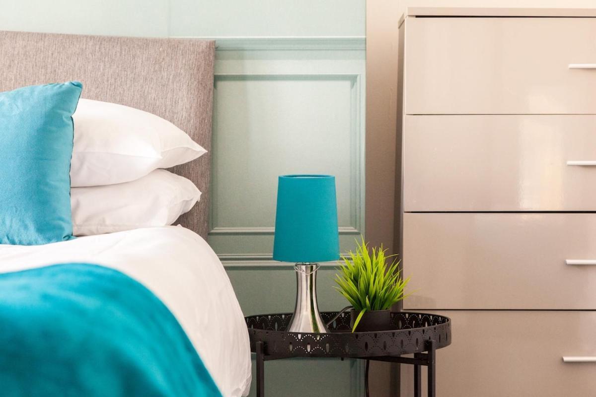 Discounts For Long Term Bookings - Large Contractor House With Parking Holiday home Liverpool