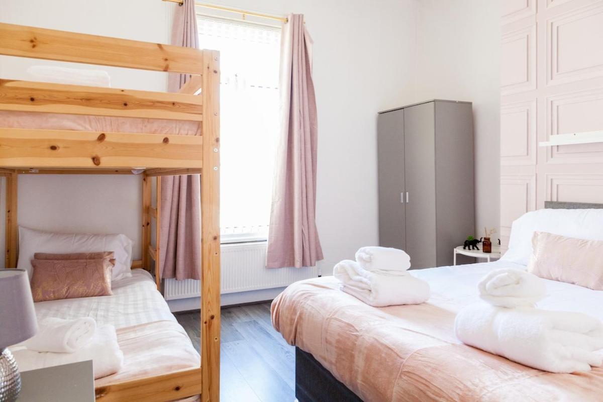 Holiday home Discounts For Long Term Bookings - Large Contractor House With Parking Liverpool