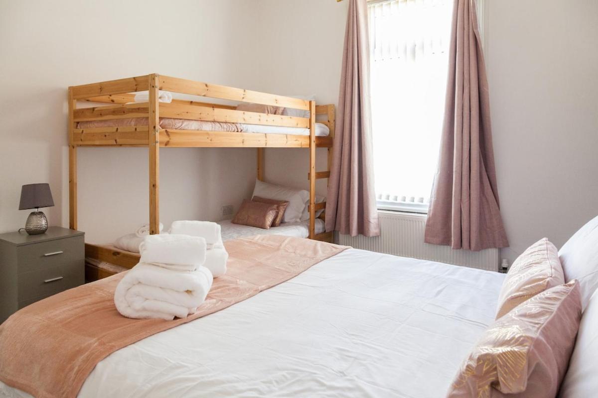 Discounts For Long Term Bookings - Large Contractor House With Parking