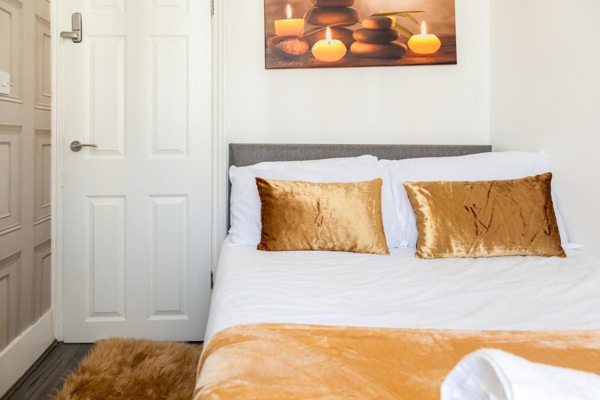 Discounts For Long Term Bookings - Large Contractor House With Parking Holiday home Liverpool