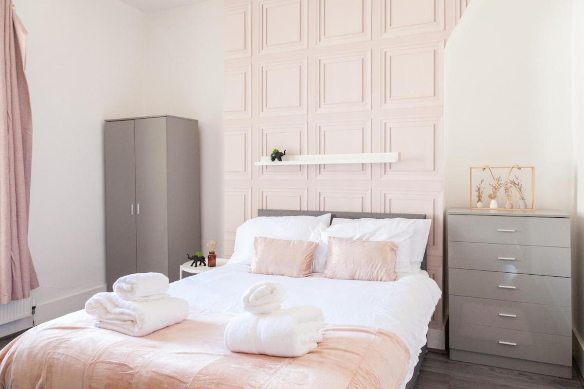Holiday home Discounts For Long Term Bookings - Large Contractor House With Parking