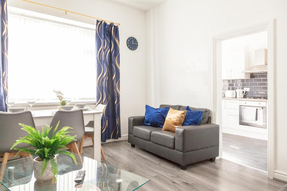 Holiday home Discounts For Long Term Bookings - Large Contractor House With Parking *