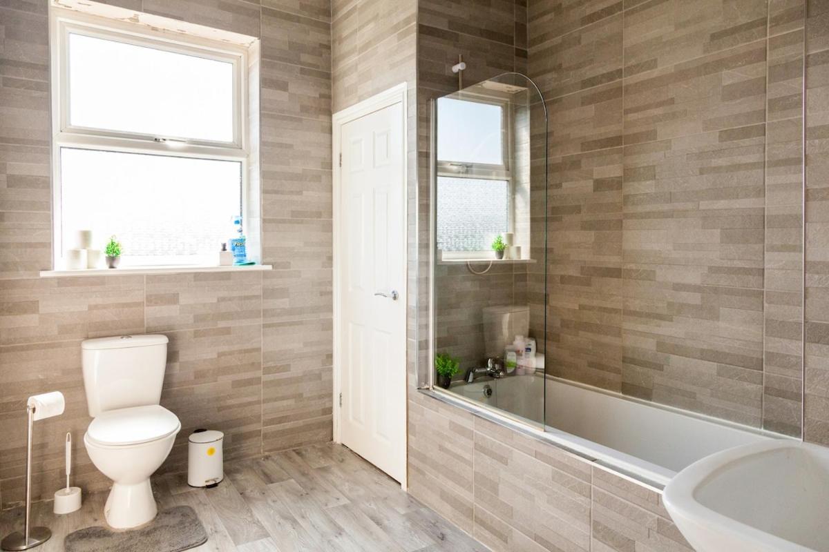 Discounts For Long Term Bookings - Large Contractor House With Parking Holiday home Liverpool