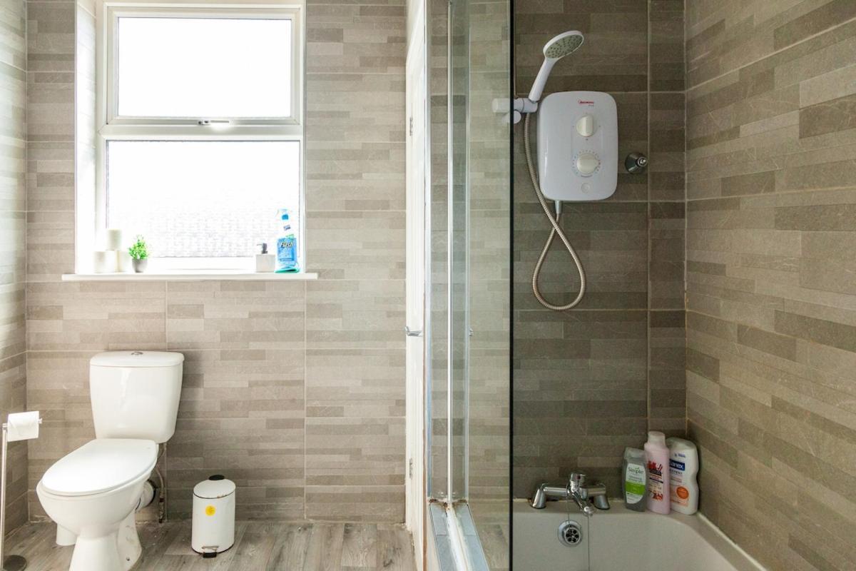 Discounts For Long Term Bookings - Large Contractor House With Parking *