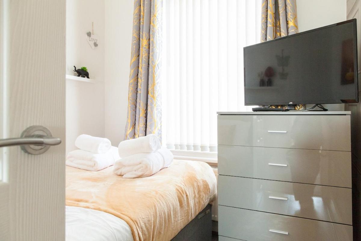 Discounts For Long Term Bookings - Large Contractor House With Parking Holiday home Liverpool