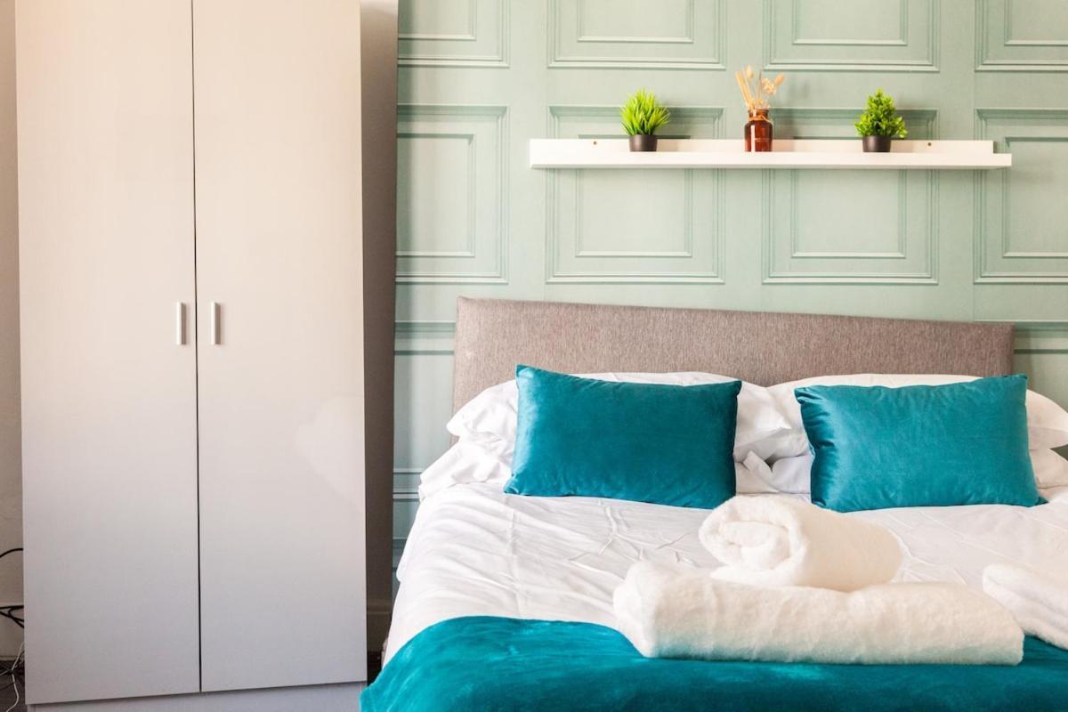 Holiday home Discounts For Long Term Bookings - Large Contractor House With Parking *