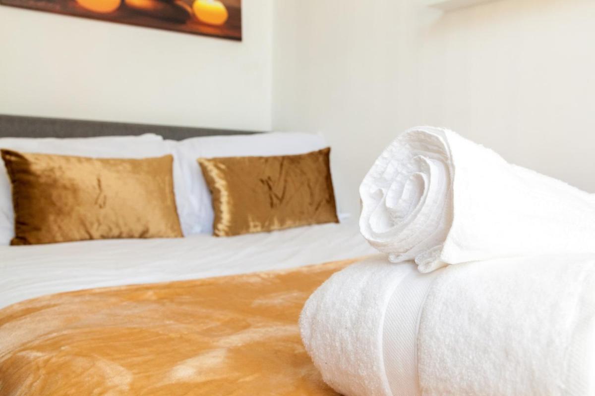 Holiday home Discounts For Long Term Bookings - Large Contractor House With Parking